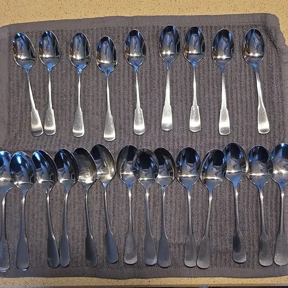 Well Loved Oneida Silver Stainless Steel Cutlery Set - Picture 4 of 6